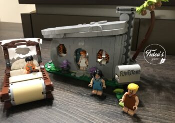 Voglia di fare un tuffo nel Passato? Con il set LEGO The Flinstones si va alla scoperta dell'età della Pietra a Bedrock